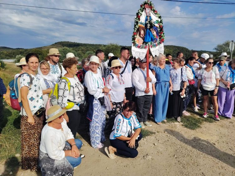 Pelerinii din Lăpuș, în drum spre Mănăstirea Nicula: credință, rugăciune și comuniune