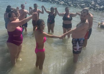 O săptămână la mare pentru aproape 40 de copii și tineri cu dizabilități din Maramureș