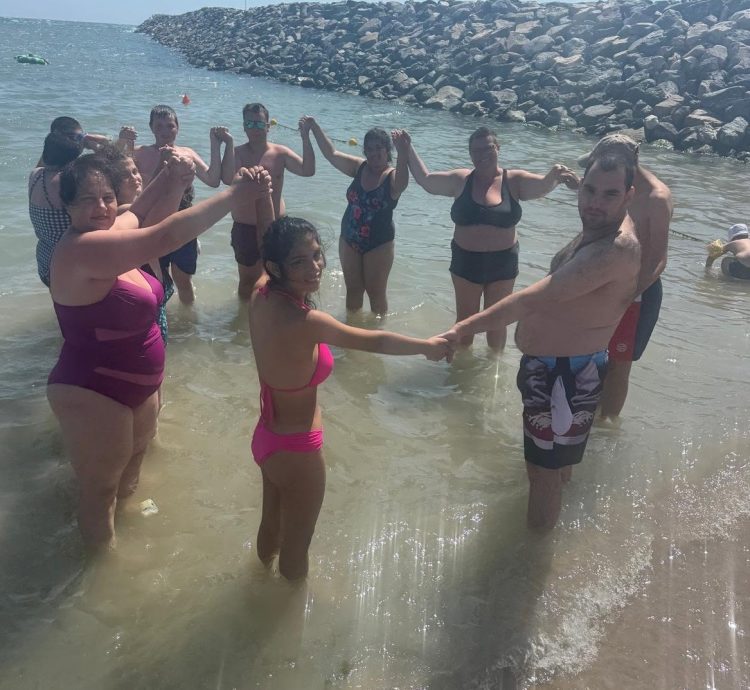O săptămână la mare pentru aproape 40 de copii și tineri cu dizabilități din Maramureș