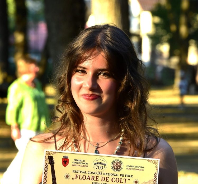 Nicoleta Teodora Matean a câștigat Marele Premiu al Festivalului Național de Folk „Floare de Colț”