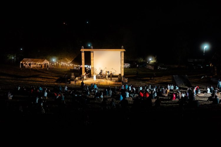 Ce s-a întâmplat aseară la Muzeul Satului din Sighet? Casele vechi au devenit scenă pentru film și muzică live