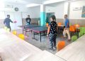 O partidă de tenis de masă, o ocazie de a construi punți între oameni, la Azilul de Noapte din Baia Mare