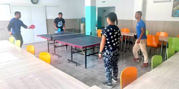 O partidă de tenis de masă, o ocazie de a construi punți între oameni, la Azilul de Noapte din Baia Mare