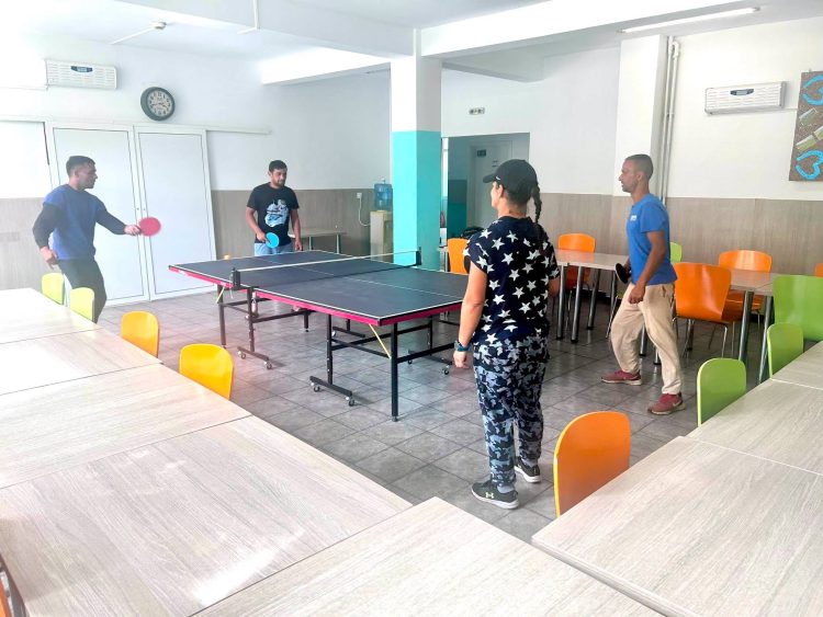 O partidă de tenis de masă, o ocazie de a construi punți între oameni, la Azilul de Noapte din Baia Mare