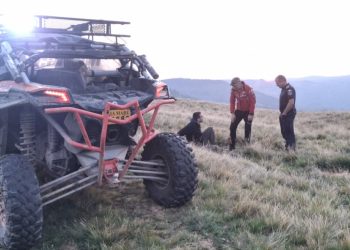 Doi cetățeni ucraineni, salvați de Salvamont Maramureș din zona Vârfului Bârsănescu