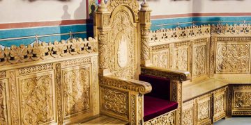 Sfântul Altar al Bisericii Ortodoxe „Sfinții Apostoli Petru și Pavel” din Săcălășeni a fost mobilat complet cu mobilier din stejar masiv