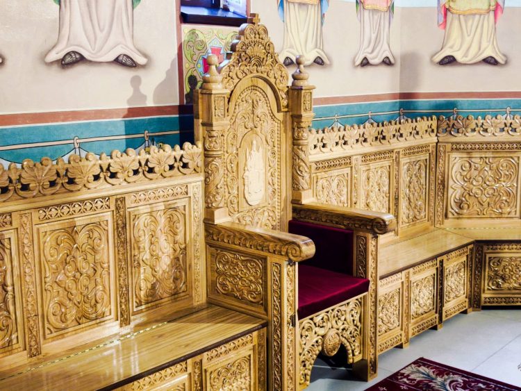 Sfântul Altar al Bisericii Ortodoxe „Sfinții Apostoli Petru și Pavel” din Săcălășeni a fost mobilat complet cu mobilier din stejar masiv