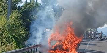 Incendiu la intrarea în Dănești dinspre Cavnic. Șoferii sunt sfătuiți să evite zona – foto