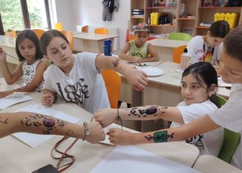 O vacanță altfel pentru copiii de la Rivulus Pueris – Pictură pe corp și „salam de biscuiți” reinterpretat