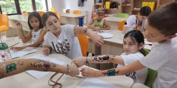 O vacanță altfel pentru copiii de la Rivulus Pueris – Pictură pe corp și „salam de biscuiți” reinterpretat