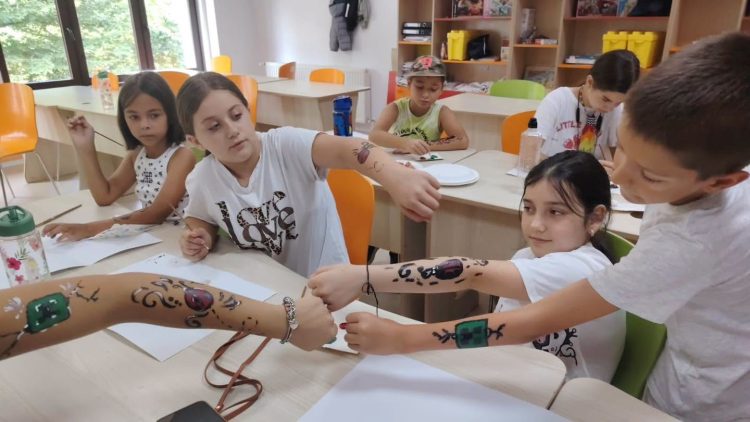 O vacanță altfel pentru copiii de la Rivulus Pueris – Pictură pe corp și „salam de biscuiți” reinterpretat