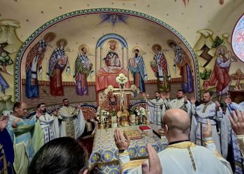 Hram în trei limbi la Câmpulung la Tisa. Credincioși ucraineni, români și maghiari, uniți în rugăciune