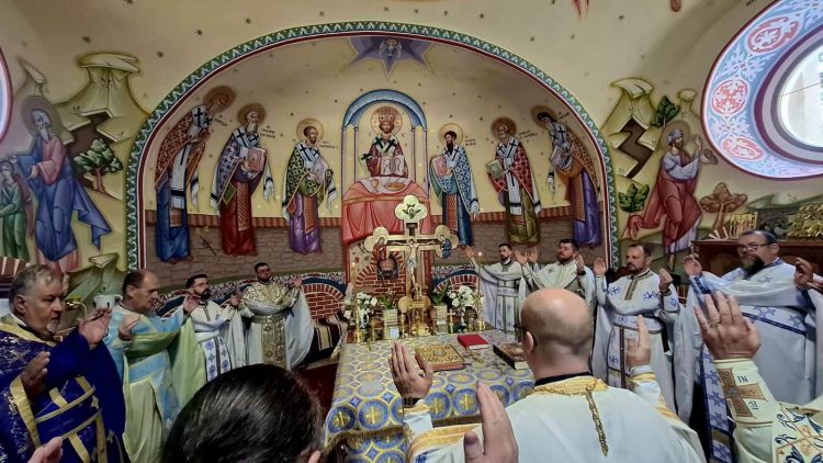 Hram în trei limbi la Câmpulung la Tisa. Credincioși ucraineni, români și maghiari, uniți în rugăciune