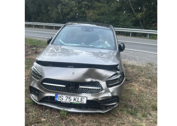Accident în Pasul Pietriș, pe DN18B, într-o curbă considerată periculoasă: un autoturism a ajuns în afara carosabilului