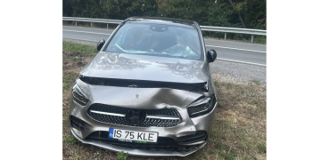 Accident în Pasul Pietriș, pe DN18B, într-o curbă considerată periculoasă: un autoturism a ajuns în afara carosabilului
