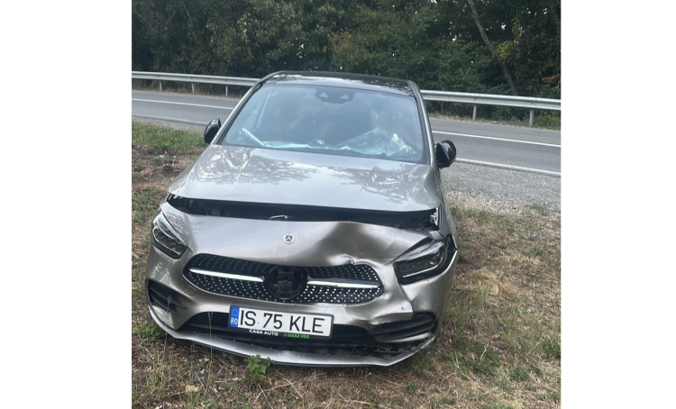 Accident în Pasul Pietriș, pe DN18B, într-o curbă considerată periculoasă: un autoturism a ajuns în afara carosabilului