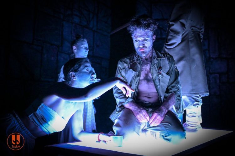 „Groapa din tavan”, un spectacol despre supraviețuire, război și fragilitatea umană, la Teatrul Municipal
