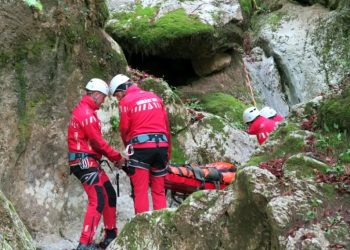 24 de ore de foc pentru Salvamont: trei persoane, salvate cu elicopterul SMURD