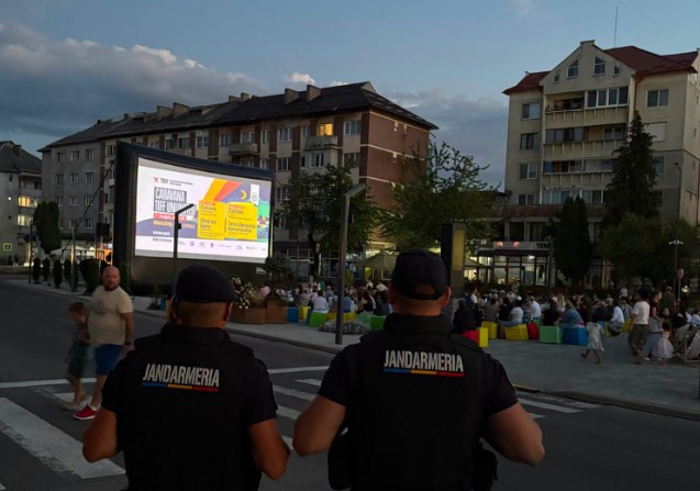 Filme sub cerul liber la Târgu Lăpuș! Jandarmii au fost alături de spectatori