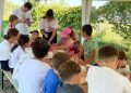 „Mașina Timpului” a ajuns în Merișor. Voluntarii internaționali ASSOC i-au purtat pe copii prin istorie