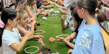 „Visele prind aripi” la biblioteca din Baia Mare: Atelier creativ pentru copii