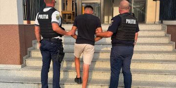 Urmărire ca în filme în Borșa – Un șofer cu permisul suspendat a intrat cu mașina în autospeciala Poliției