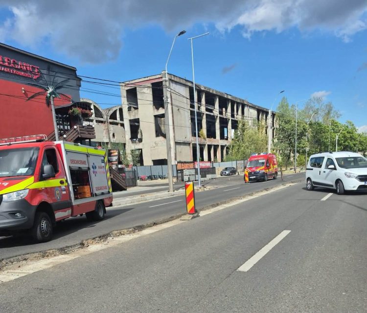 Magistrală de gaz avariată de un excavator pe bulevardul Independenței din Baia Mare. Traficul este deviat