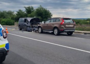 Accident pe DN 1C, în Seini – Două mașini s-au ciocnit frontal