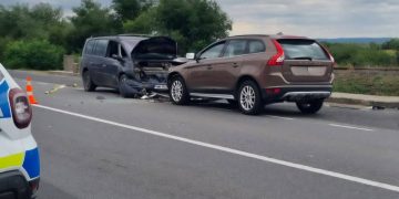 Accident pe DN 1C, în Seini – Două mașini s-au ciocnit frontal