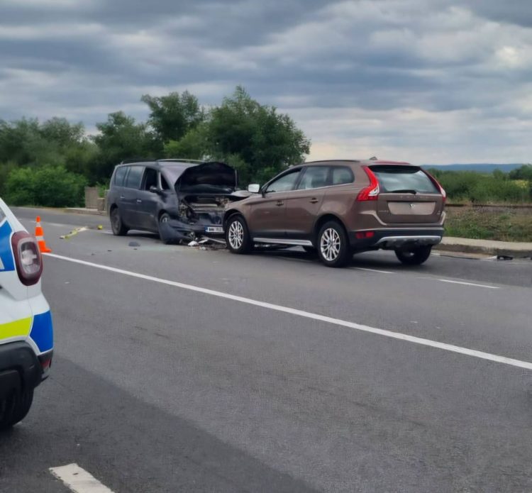 Accident pe DN 1C, în Seini – Două mașini s-au ciocnit frontal