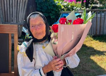 Satul Mănăstirea din Maramureș are o nouă centenară – La 100 de ani, mătușa Dote a impresionat pe toți recitând o baladă învățată în copilărie