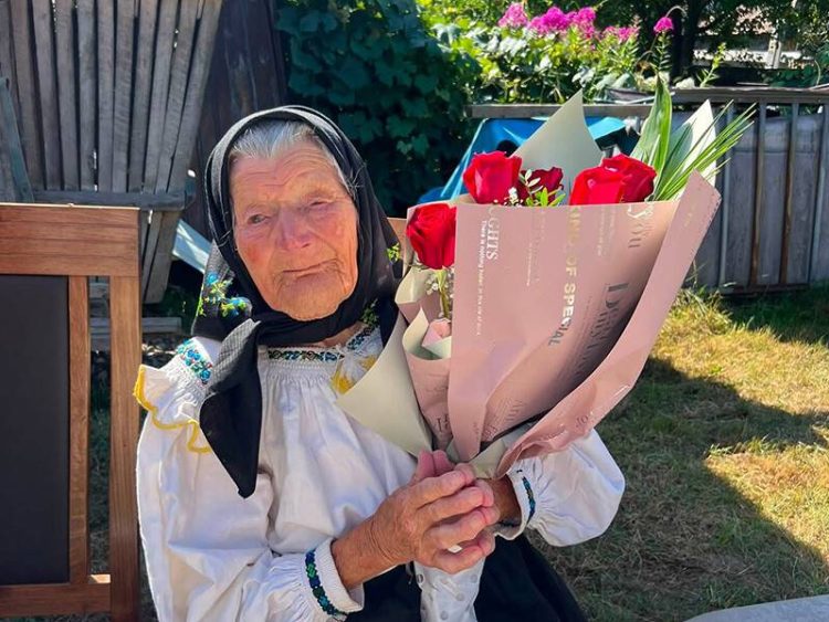 Satul Mănăstirea din Maramureș are o nouă centenară – La 100 de ani, mătușa Dote a impresionat pe toți recitând o baladă învățată în copilărie