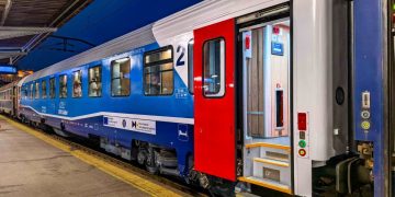 Vagoane cușetă moderne pe ruta București – Baia Mare. Trenul de noapte are acum două garnituri noi