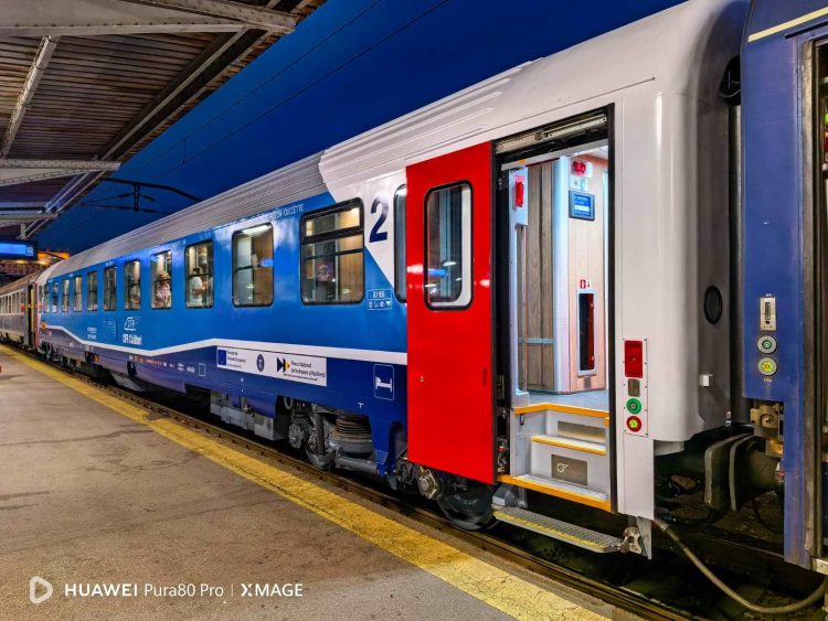 Vagoane cușetă moderne pe ruta București – Baia Mare. Trenul de noapte are acum două garnituri noi