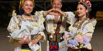 Soții Nemeș – artiști autentici care duc tradiția mai departe, cu muzică, umor și un strop de „influenșăreală”