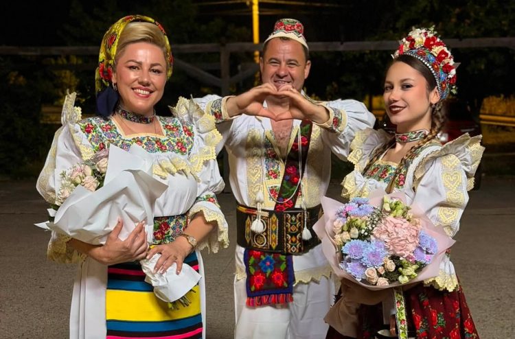 Soții Nemeș – artiști autentici care duc tradiția mai departe, cu muzică, umor și un strop de „influenșăreală”