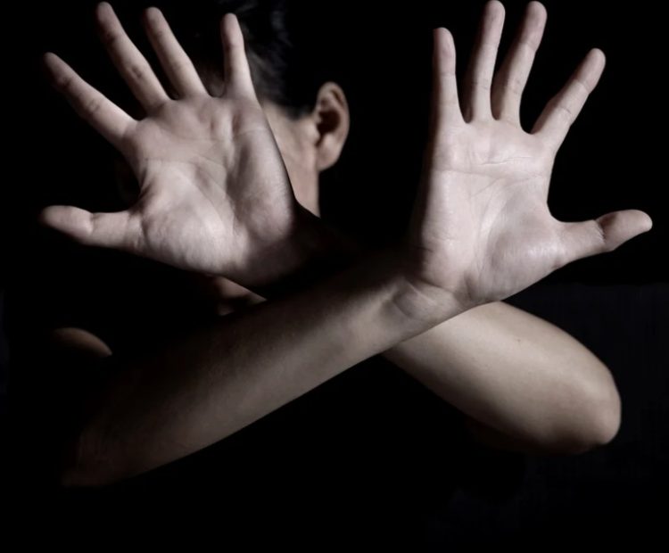 O femeie de 63 de ani, rănită de propria fiică în urma unui conflict, la Baia Mare