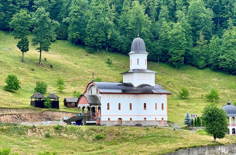 Hram la Mănăstirea Petrova – Programul slujbelor dedicate Tăierii Capului Sfântului Ioan Botezătorul