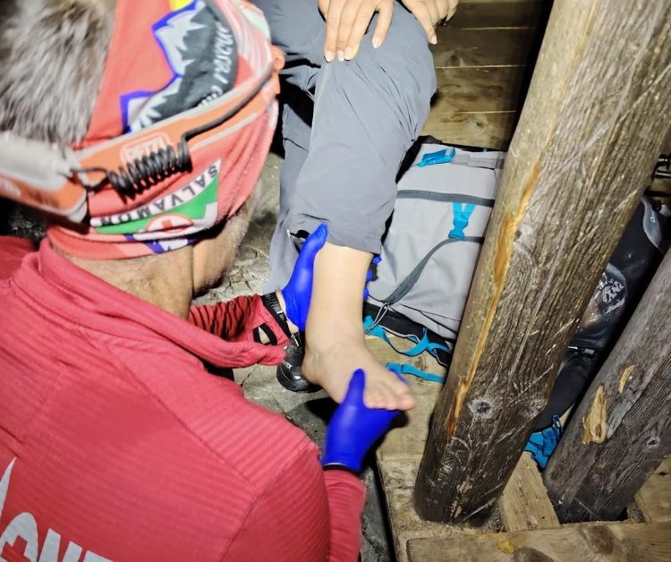 Intervenție nocturnă în Munții Rodnei – Femeie accidentată în zona Puzdrele, evacuată de salvamontiști