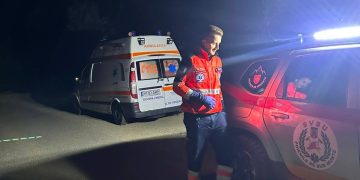 Intervenție în toiul nopții pentru salvarea unei bunici dintr-un cătun izolat din Poienile de Sub Munte