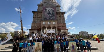 Tinerii din Maramureș și Sătmar, în drum spre ITO București 2026. Delegația a primit binecuvântarea Preasfințitului Părinte Timotei