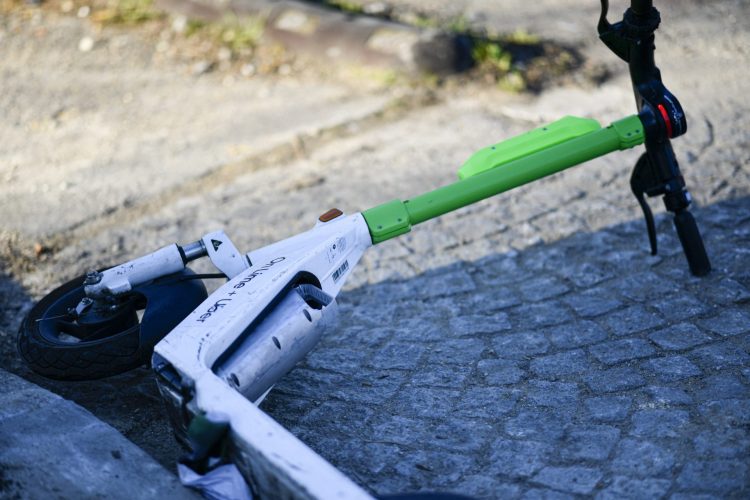 Accident în Baia Mare – Doi adolescenți pe aceeași trotinetă electrică, au ajuns la spital