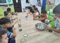 Toamna la borcan – Copiii Centrului Multifuncțional Romanii au pregătit compot de pere pentru iarnă