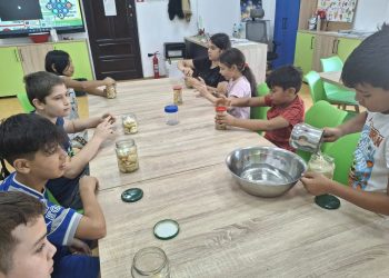Toamna la borcan – Copiii Centrului Multifuncțional Romanii au pregătit compot de pere pentru iarnă