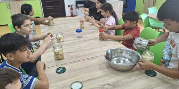 Toamna la borcan – Copiii Centrului Multifuncțional Romanii au pregătit compot de pere pentru iarnă