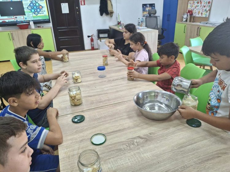 Toamna la borcan – Copiii Centrului Multifuncțional Romanii au pregătit compot de pere pentru iarnă