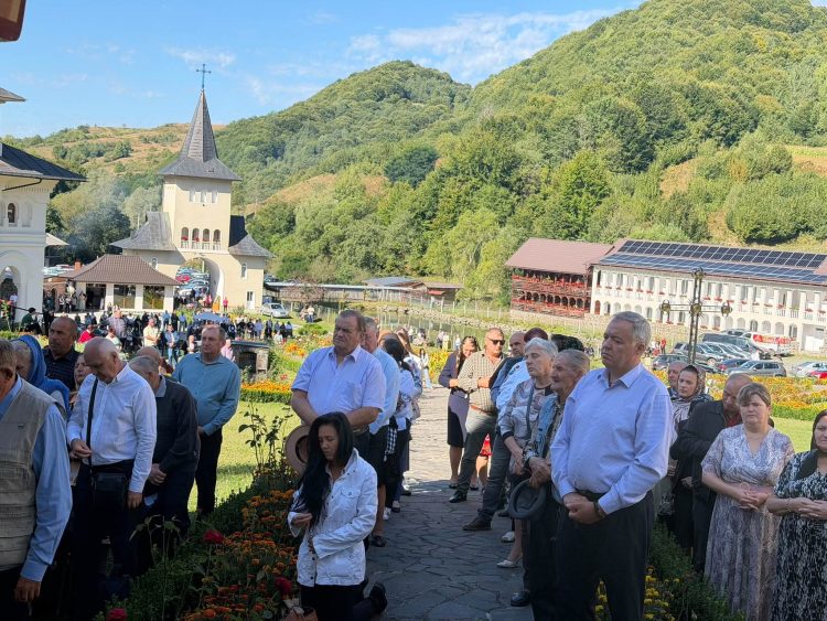 Hram și sărbătoare la Mănăstirea Ruoaia. GALERIE FOTO
