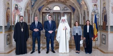 Înainte de a-i fi naș lui Alexandru Nazare și Maria Mihali, ministrul grec al Finanţelor s-a întâlnit cu Patriarhul Daniel