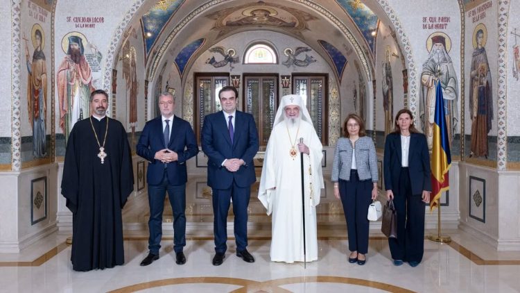 Înainte de a-i fi naș lui Alexandru Nazare și Maria Mihali, ministrul grec al Finanţelor s-a întâlnit cu Patriarhul Daniel