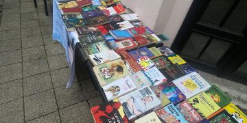 Ai cărți pe care nu le mai citești? În Baia Mare, ele pot ajuta pisicile fără stăpân